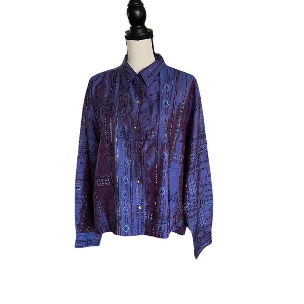 Chico’s Design 100% Silk Neaded Button up Shirt. Size 3 is a Large